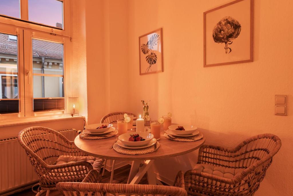 una sala da pranzo con tavolo, sedie e finestra di Moderne Wohnung "Hereinspaziert" 5 Personen a Meißen