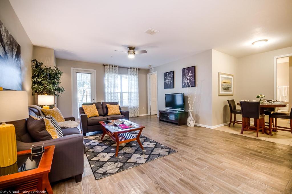 een woonkamer met een bank en een tafel bij Vista Cay 86 by Top Villas in Orlando