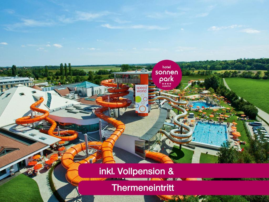uma vista panorâmica de um parque aquático com uma piscina em Hotel Sonnenpark & Therme included - auch am An- & Abreisetag! em Lutzmannsburg