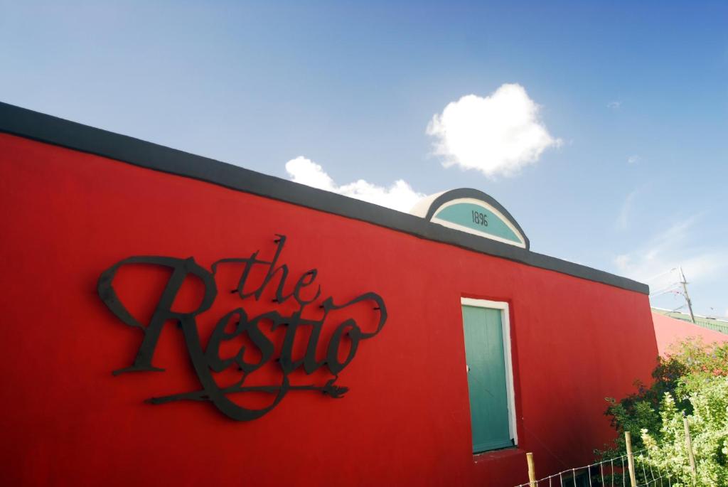 ein rotes Gebäude mit Graffiti nebeneinander in der Unterkunft The Restio Country Guesthouse in Napier