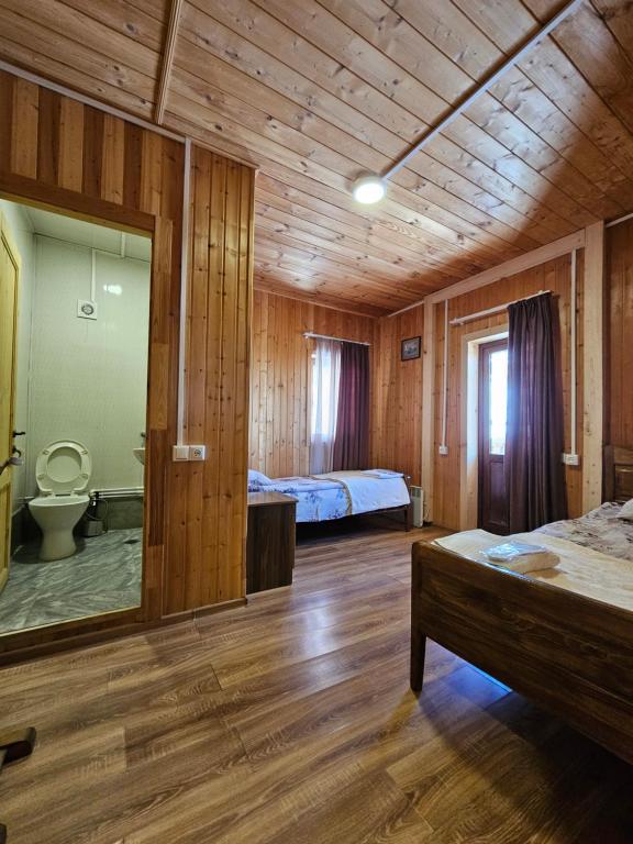 Postel nebo postele na pokoji v ubytování Guesthouse Ushguli Maspindzeli