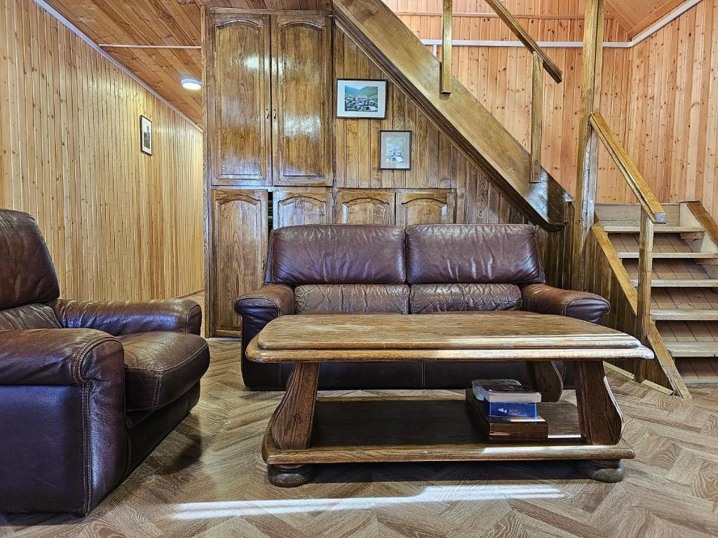 Posezení v ubytování Guesthouse Ushguli Maspindzeli