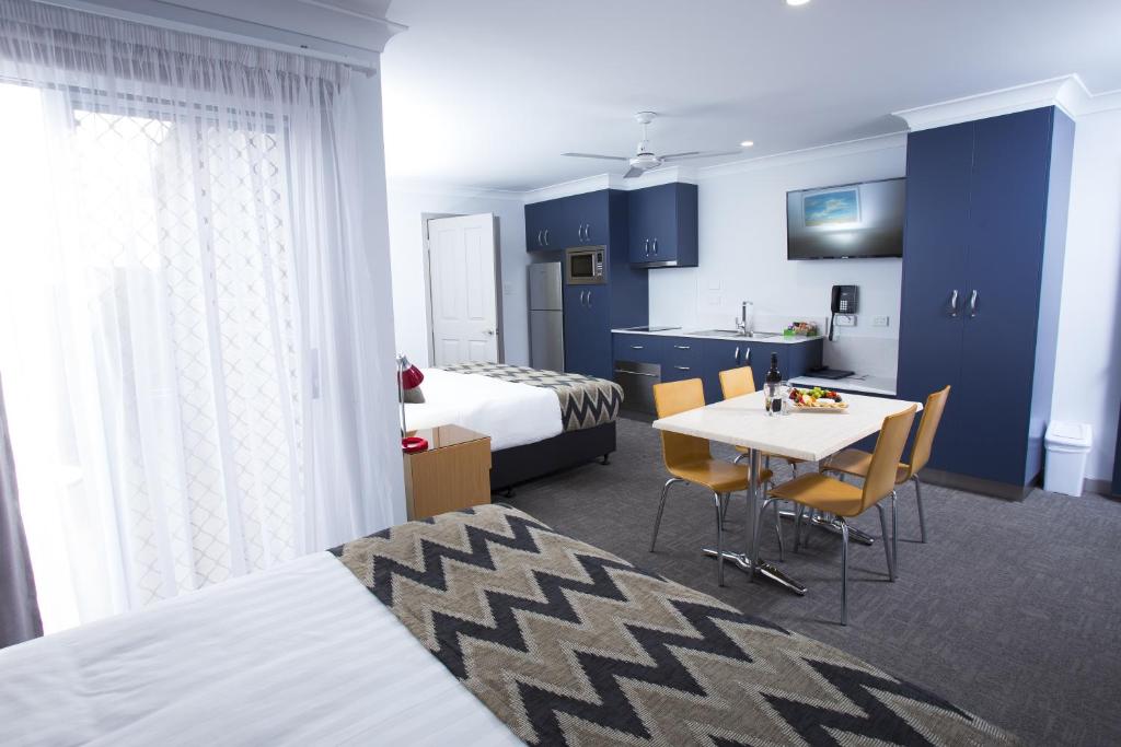 Altitude Motel Apartments - 