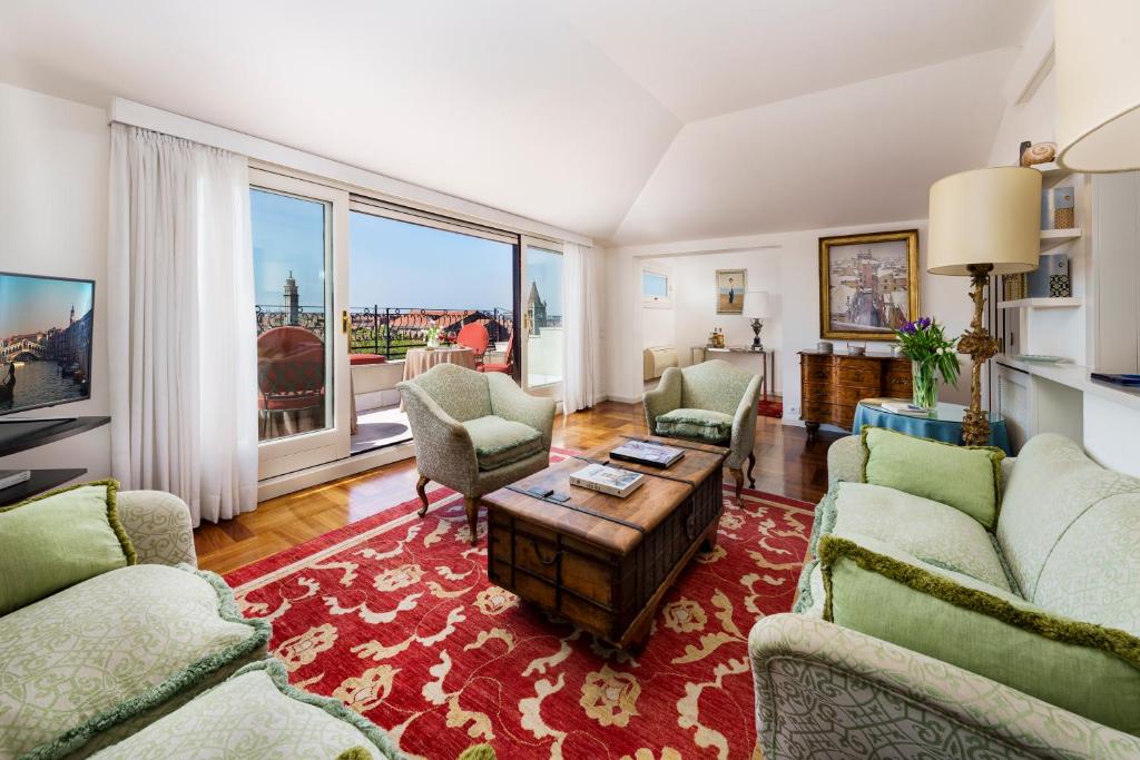 un soggiorno con divani e una grande finestra di Ca' Cerchieri Terrace - Dimora Italia - a Venezia