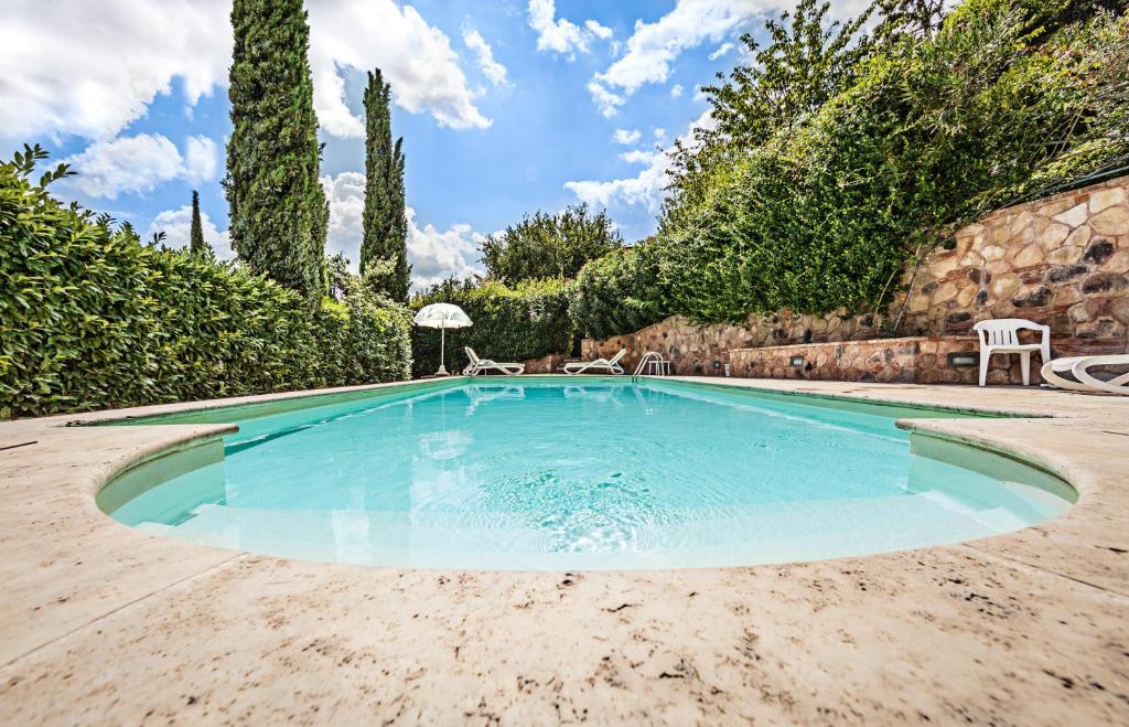 una piscina en medio de un patio en Fonte Del Castagno, en Sinalunga