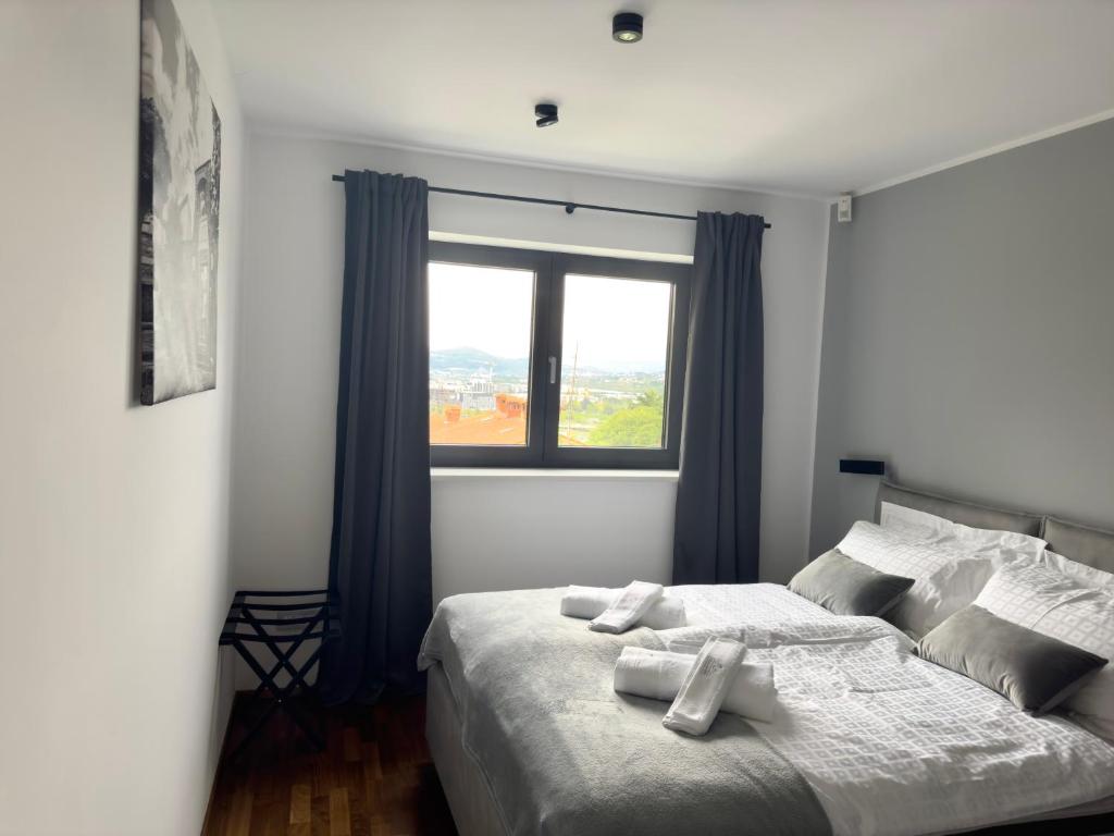 een slaapkamer met een bed met twee handdoeken erop bij Villa Maris in Koper