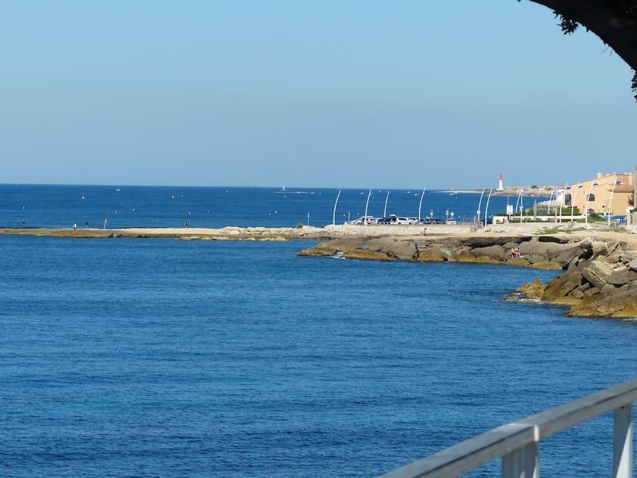 - une vue sur l'océan depuis un pont dans l'établissement Modern duplex with AC and garden, just 350m to sea side, à Sausset-les-Pins