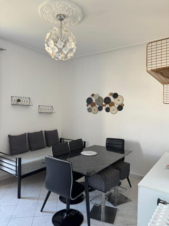 un salon avec une table et un canapé dans l'établissement Appartements Lumineux, à Marseille