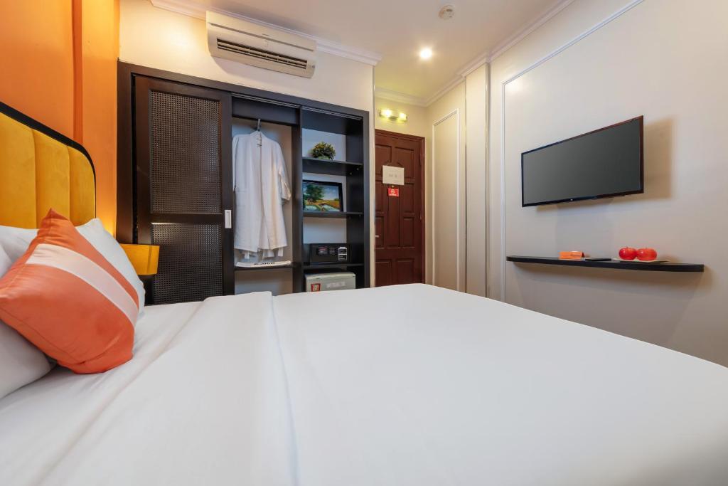 TV a/nebo společenská místnost v ubytování Omina Hanoi Hotel & Travel