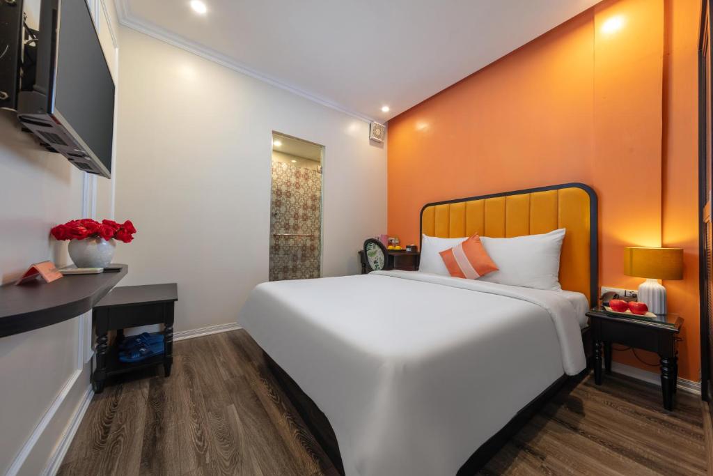 Postel nebo postele na pokoji v ubytování Omina Hanoi Hotel & Travel