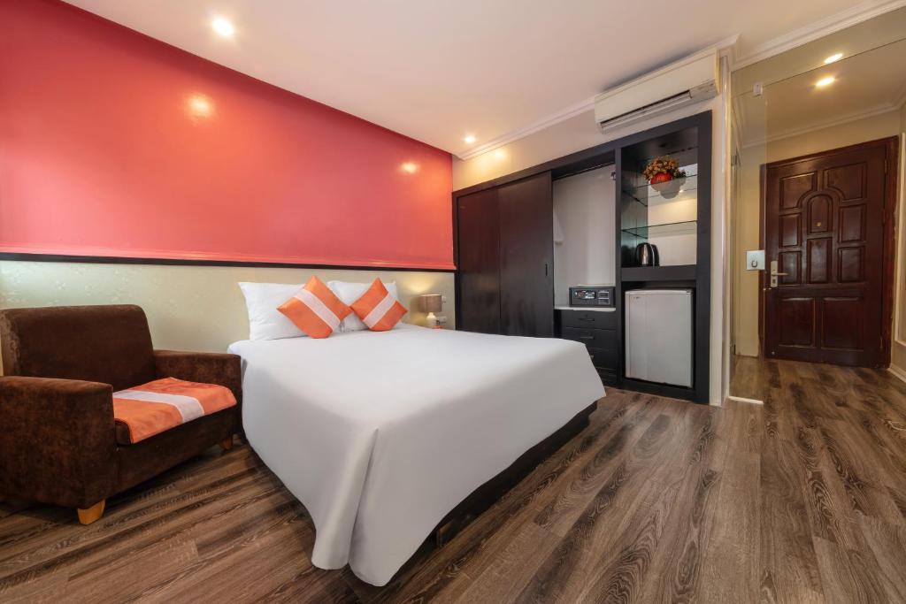 Postel nebo postele na pokoji v ubytování Omina Hanoi Hotel & Travel
