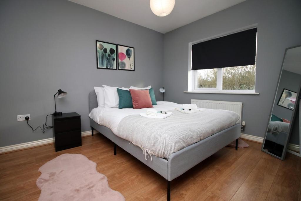 - une chambre avec un lit avec deux chats dans l'établissement Usk Way by Tŷ SA, à Newport