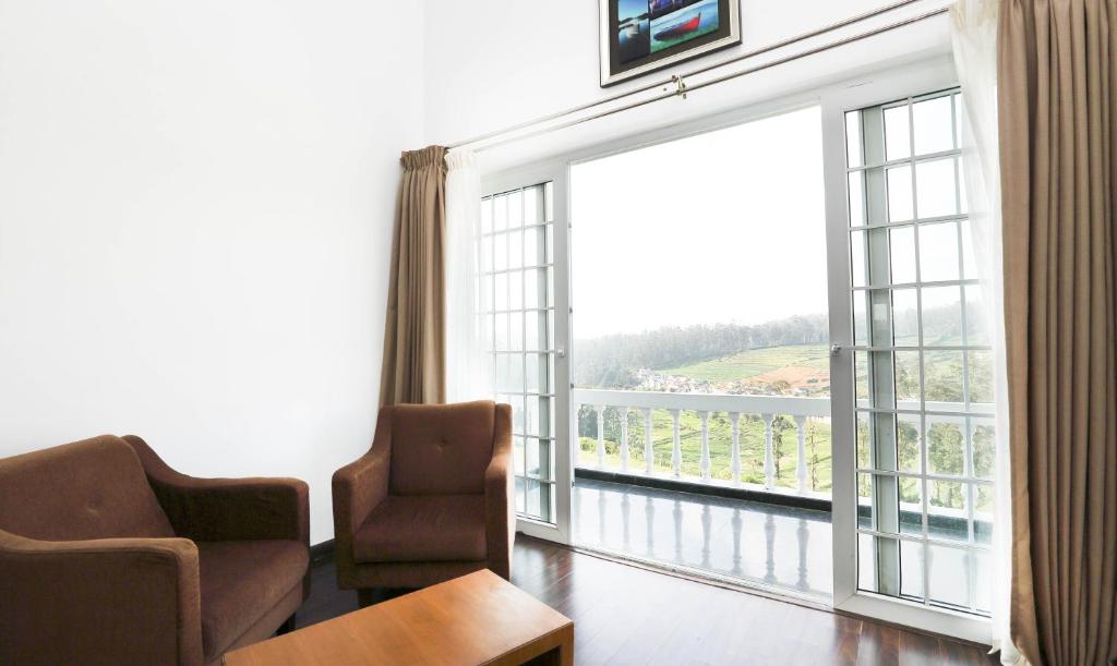TV a/nebo společenská místnost v ubytování Treebo Skydale Inn & Suites With Mountain View