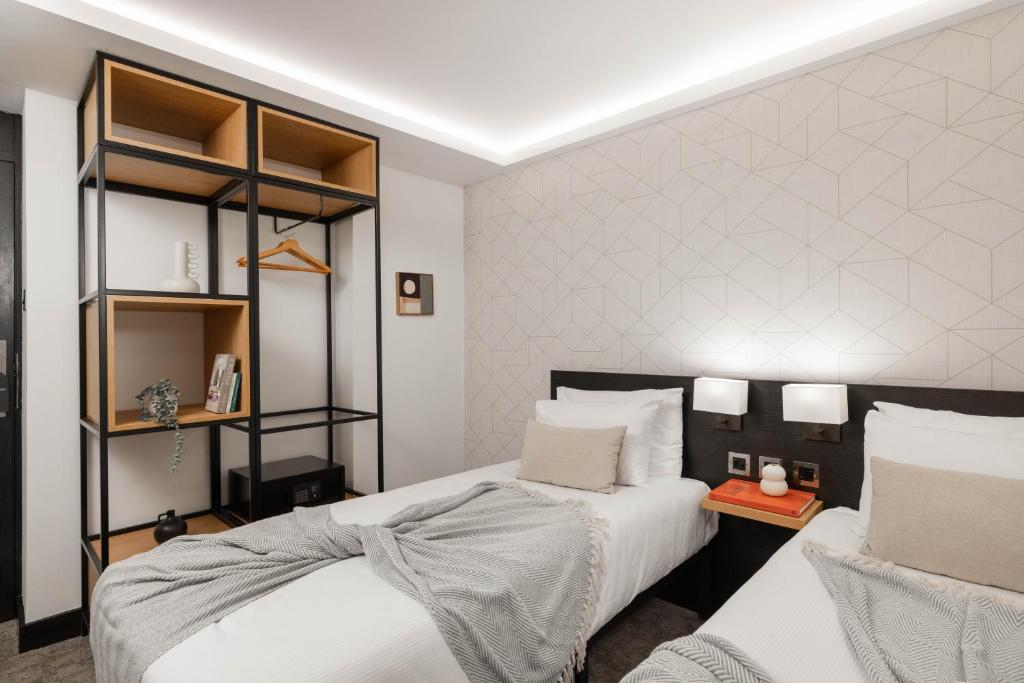 Postel nebo postele na pokoji v ubytování St Giles London – A St Giles Hotel