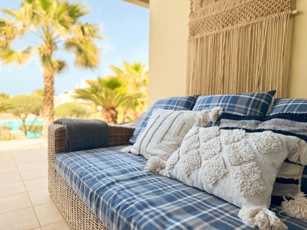 卡尼亞鎮的住宿－Maleme Yoga Blue，一张带蓝白色枕头的沙发以及棕榈树