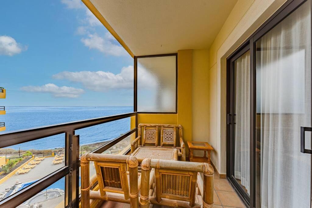 een kamer met een balkon met uitzicht op de oceaan bij Ocean view Agua Marina 1 bedr apartment in San Miguel de Abona