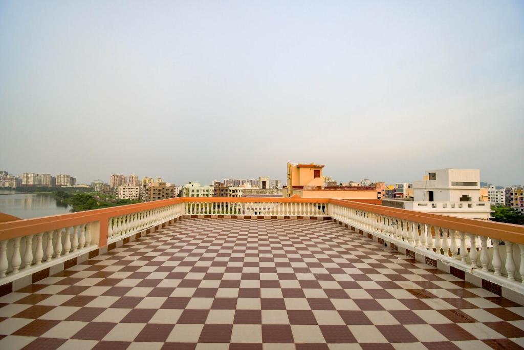 uma vista para uma ponte com um piso xadrez em Hotel Mahal em kolkata