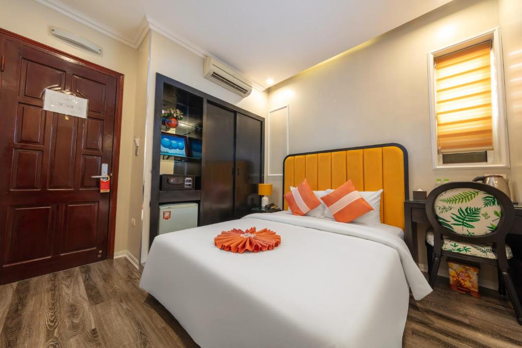 Postel nebo postele na pokoji v ubytování Omina Hanoi Hotel & Travel