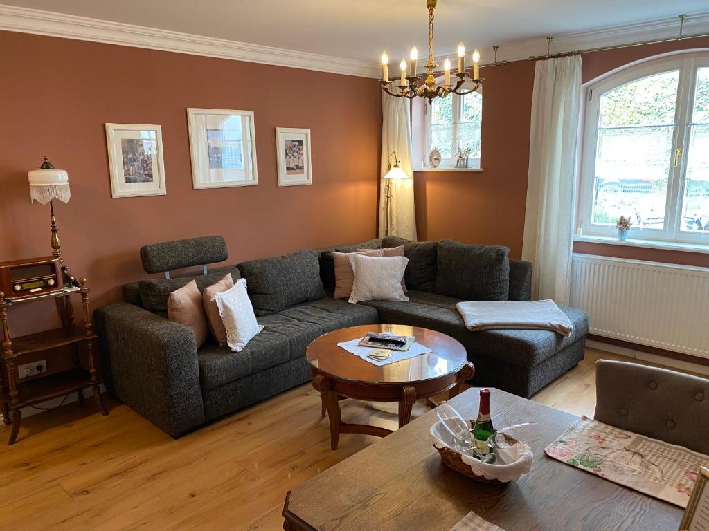 ein Wohnzimmer mit einem Sofa und einem Tisch in der Unterkunft Suite im Limonadenhaus - adults only in Lübbenau