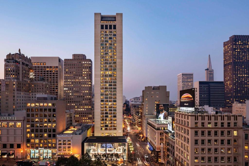 a city panorama with a tall building in the city w obiekcie Grand Hyatt San Francisco Union Square w mieście San Francisco