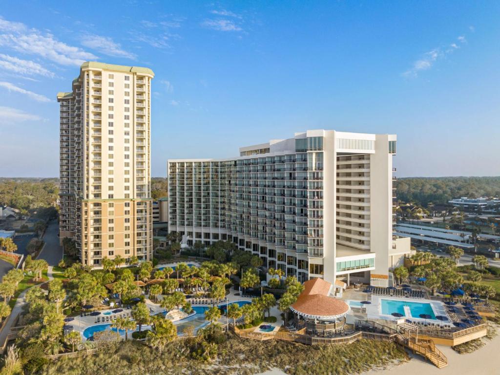 una vista aérea de un complejo con 2 edificios altos en Royale Palms Condominiums, en Myrtle Beach