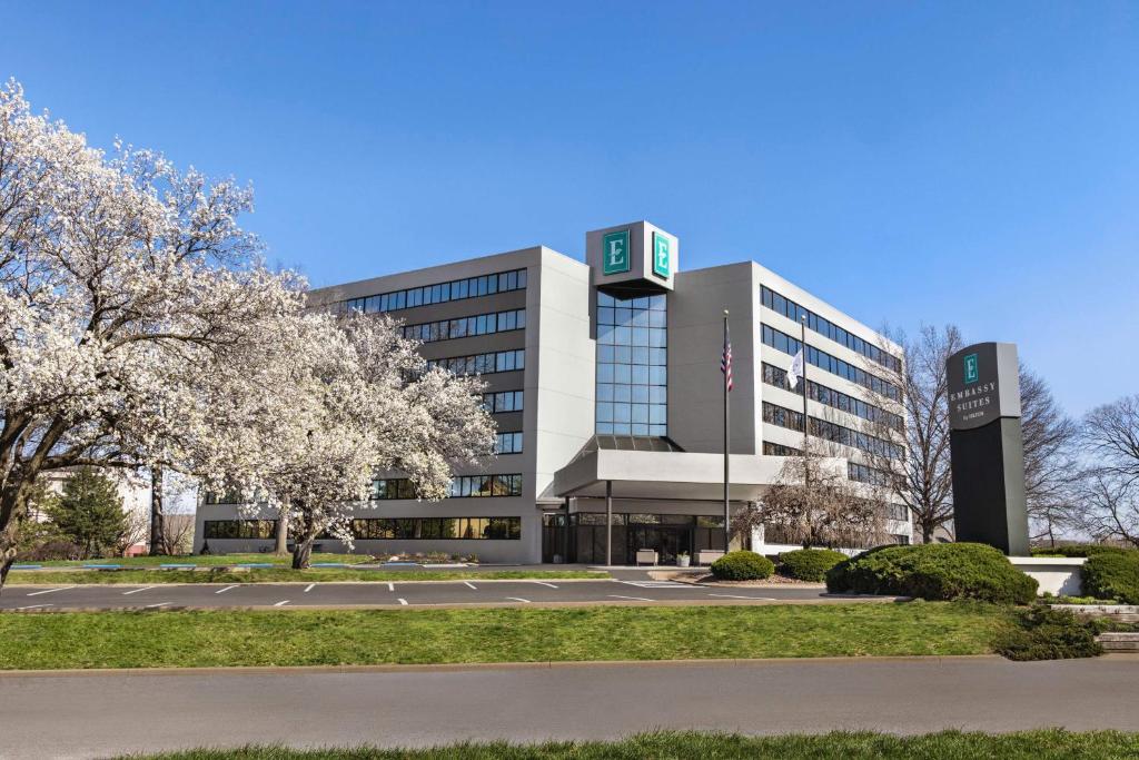 un edificio con un reloj encima en Embassy Suites by Hilton Kansas City Overland Park, en Overland Park