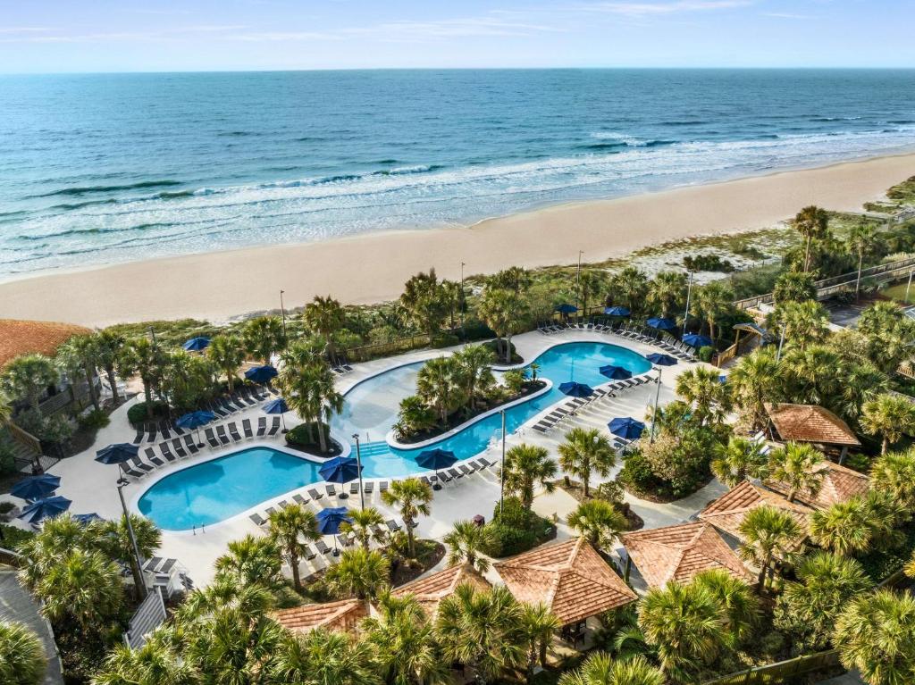 eine Luftansicht auf den Pool und den Strand im Resort in der Unterkunft Royale Palms Condominiums in Myrtle Beach