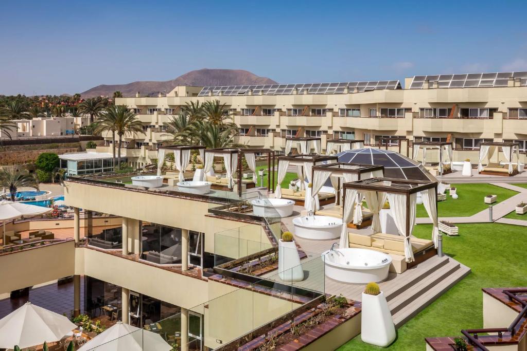 een luchtzicht op een gebouw met een resort bij Barceló Corralejo Bay - Adults Only in Corralejo
