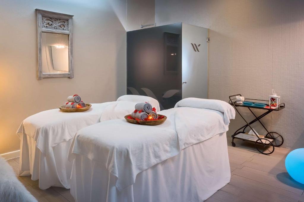 a room with two exam tables with fruit on them at Barceló Corralejo Bay - Adults Only in Corralejo
