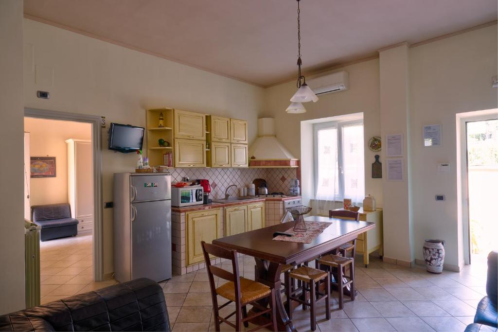 A kitchen or kitchenette at Casa Vacanze Il Gatto Rosso