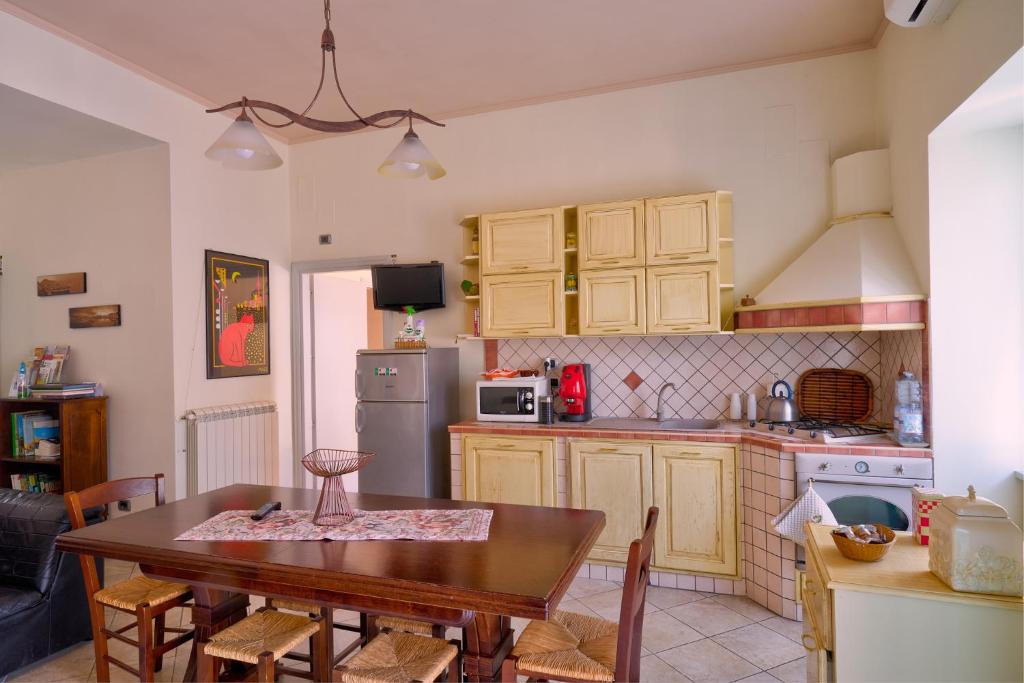 Η κουζίνα ή μικρή κουζίνα στο Casa Vacanze Il Gatto Rosso