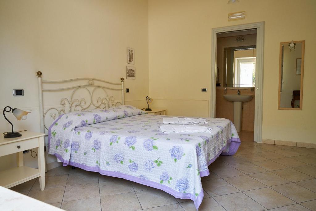 A bed or beds in a room at Casa Vacanze Il Gatto Rosso