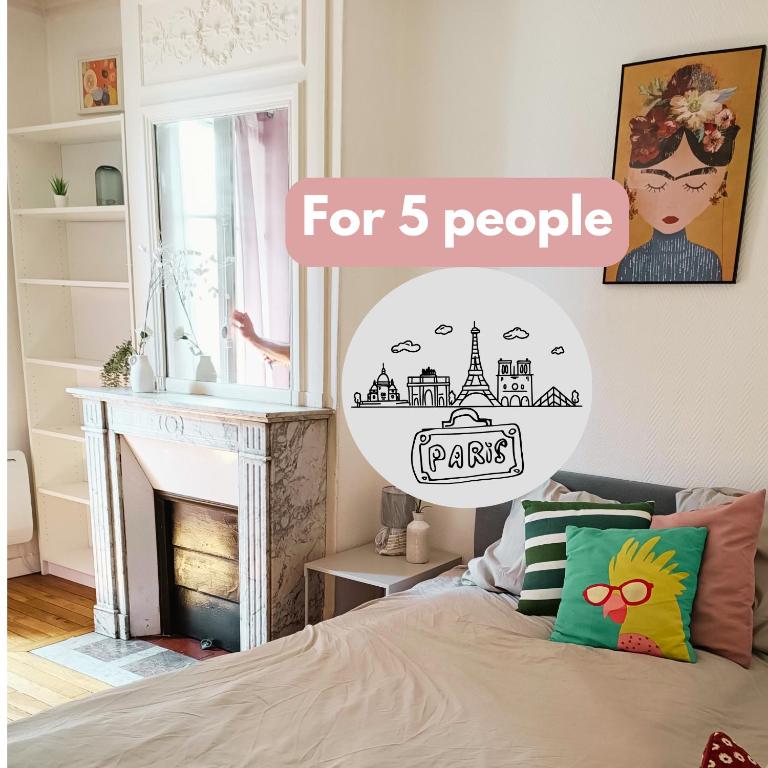 une chambre avec un lit et une cheminée dans l'établissement Authentic suites parisien -Paris historique, à Saint-Ouen