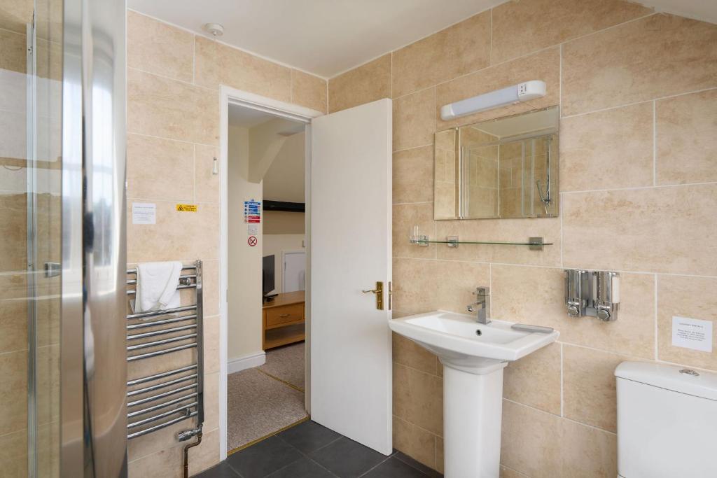 Koupelna v ubytování Epchris House