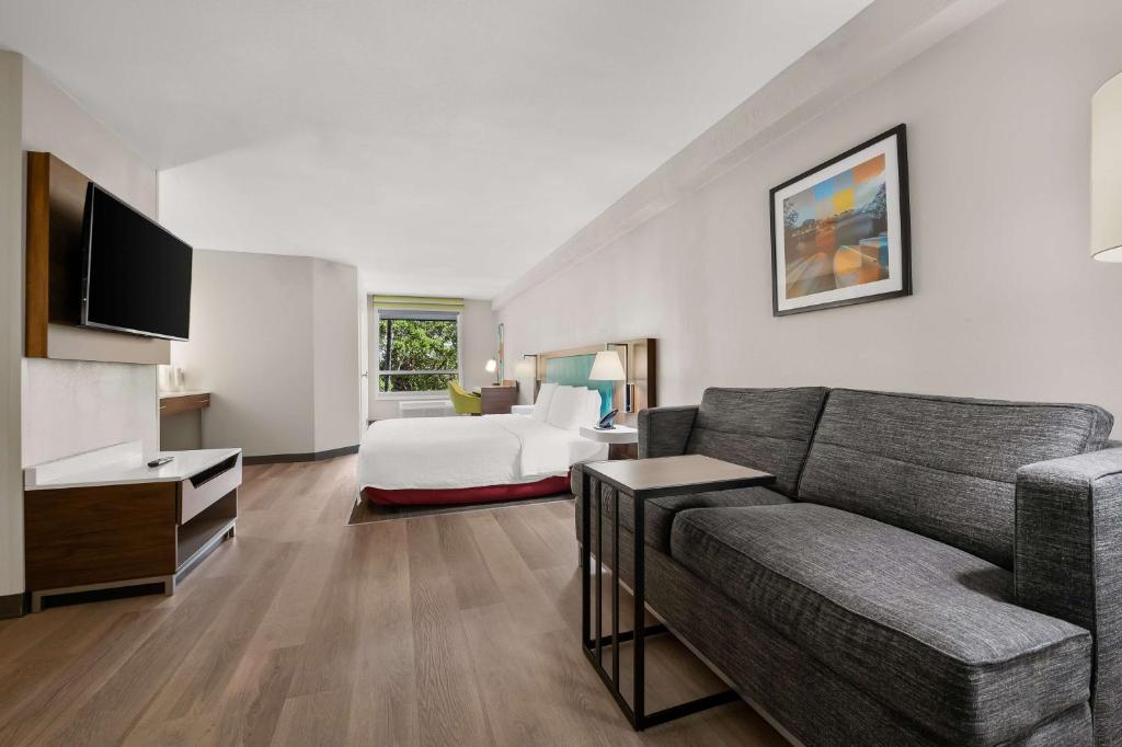 Hampton Inn Weston Fort Lauderdale - King Room - Mobility/Hearing Accessible
