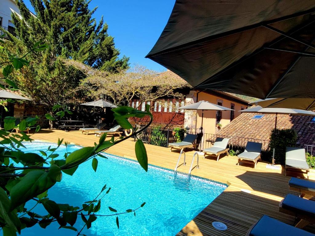 Bazén v ubytování Apartamentos Villa de Potes nebo v jeho okolí