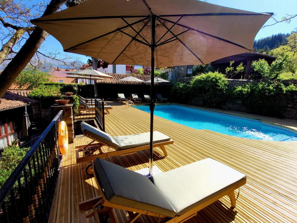 Bazén v ubytování Apartamentos Villa de Potes nebo v jeho okolí