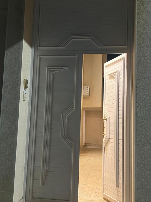 eine Tür, die in ein Zimmer mit Flur führt in der Unterkunft شقة بغرفة نوم وصالة in Unaizah