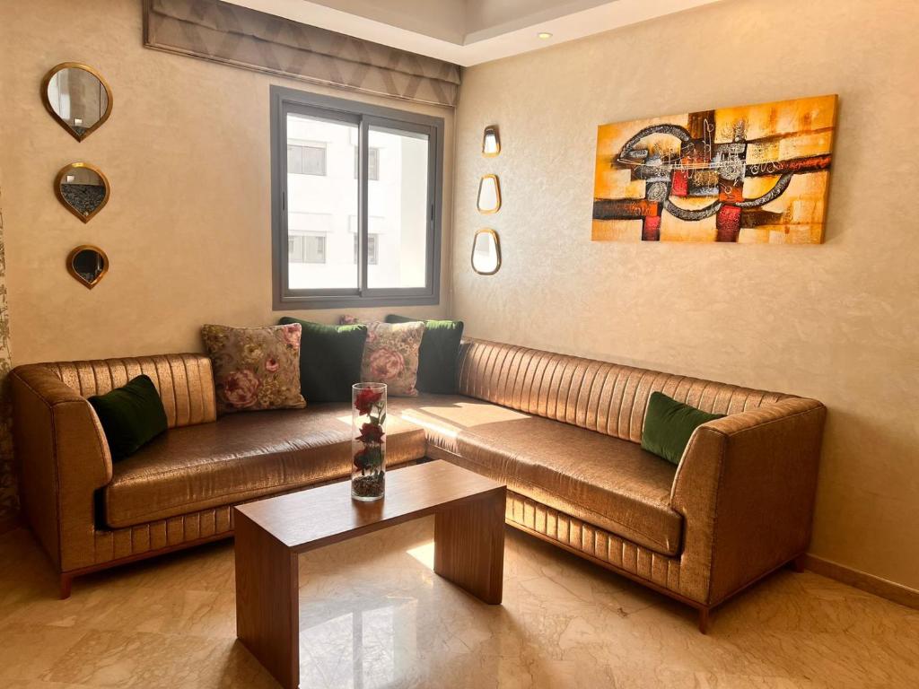 uma sala de estar com dois sofás e uma mesa em Studio Cosy Centre Ville Casablanca em Casablanca