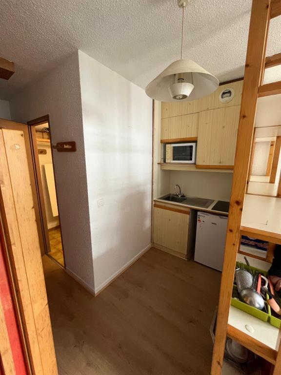 Una pequeña cocina con fregadero y microondas. en Aiguille du midi, en Chamonix-Mont-Blanc