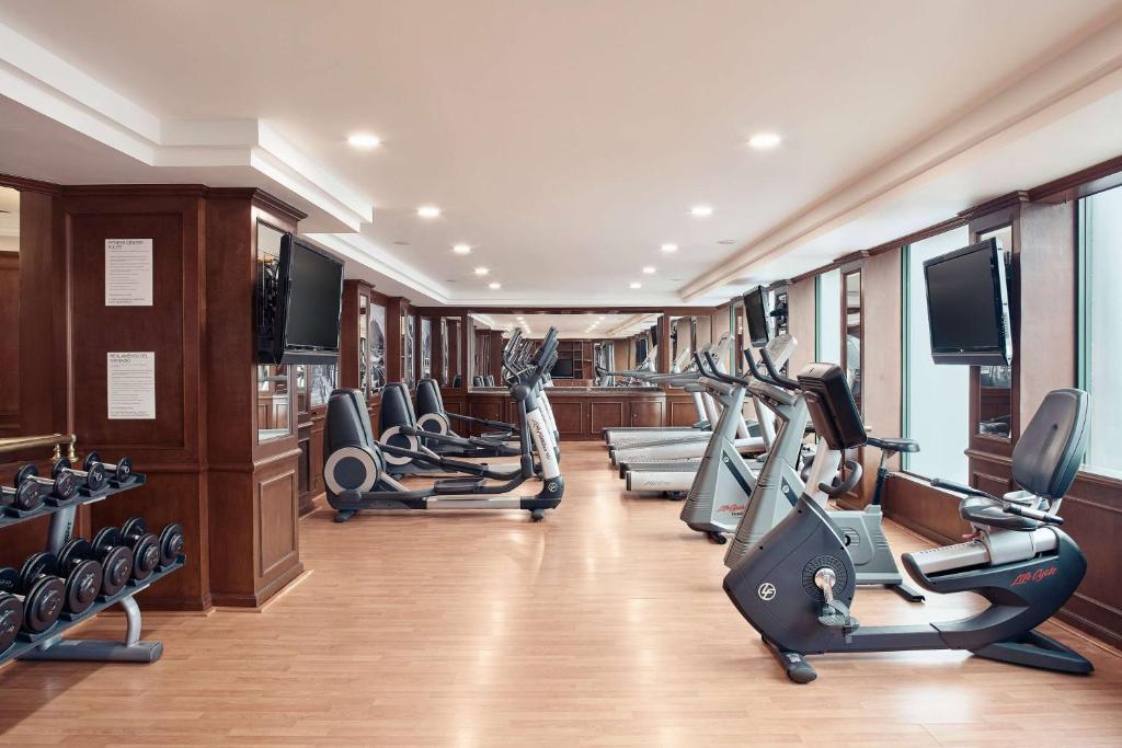 - une salle de sport avec plusieurs tapis de course et appareils de cardio-training dans l'établissement Wyndham Monterrey Ambassador Centro, à Monterrey