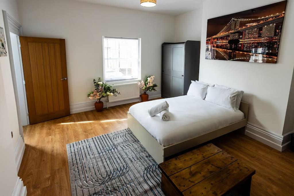 een slaapkamer met een bed en een schilderij aan de muur bij Studio Coastal Escape Apartment 2 in Christchurch