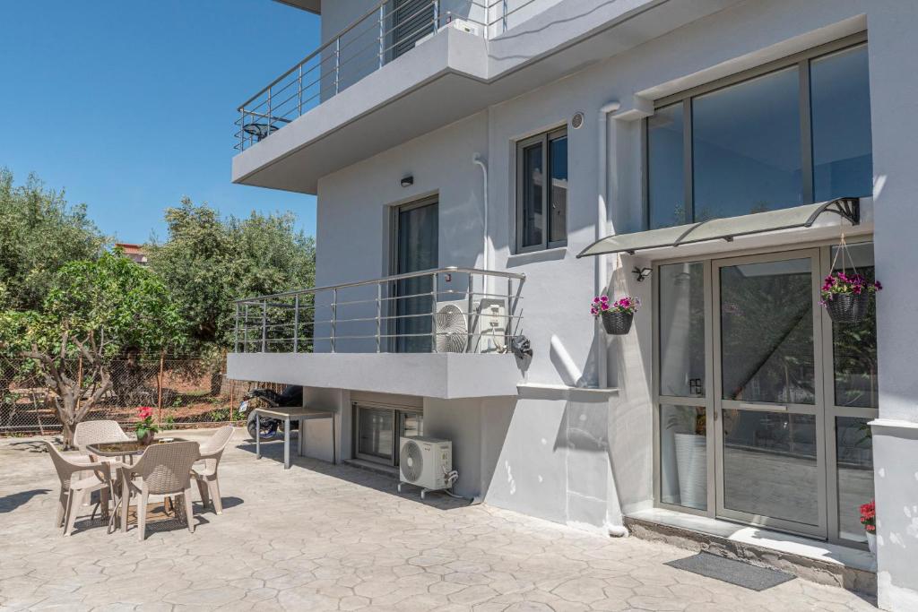 a house with a balcony and a patio at Niki's Apartments in Faraí