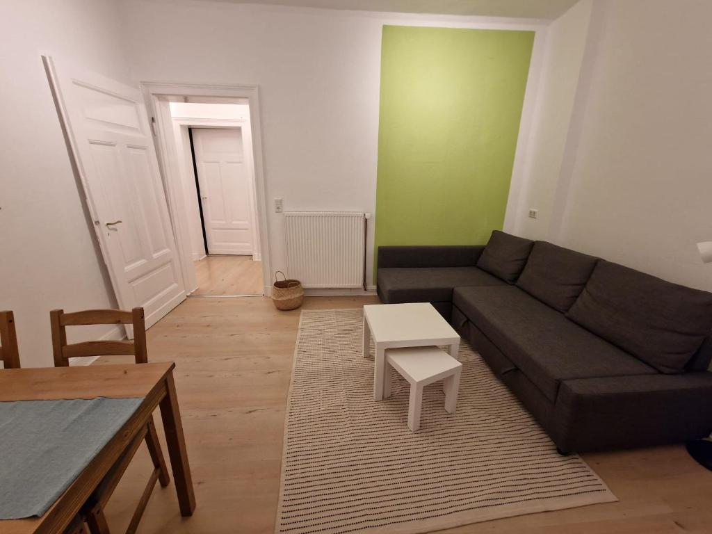 sala de estar con sofá y mesa en Wohnen in Delstern wie im Urlaub en Hagen