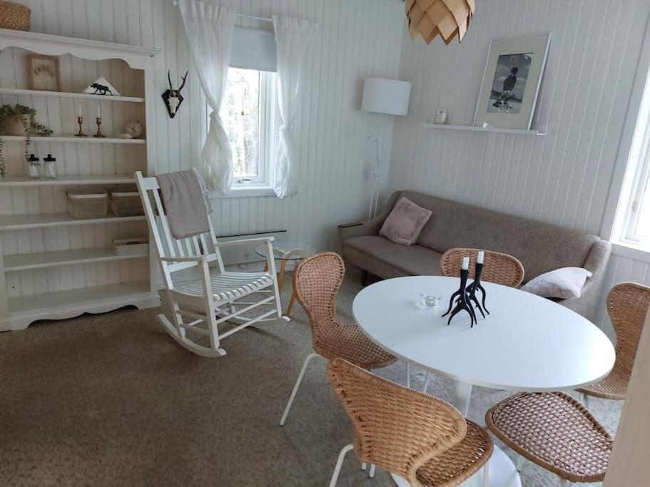 sala de estar con mesa, sillas y sofá en Elanden rust en Edebäck