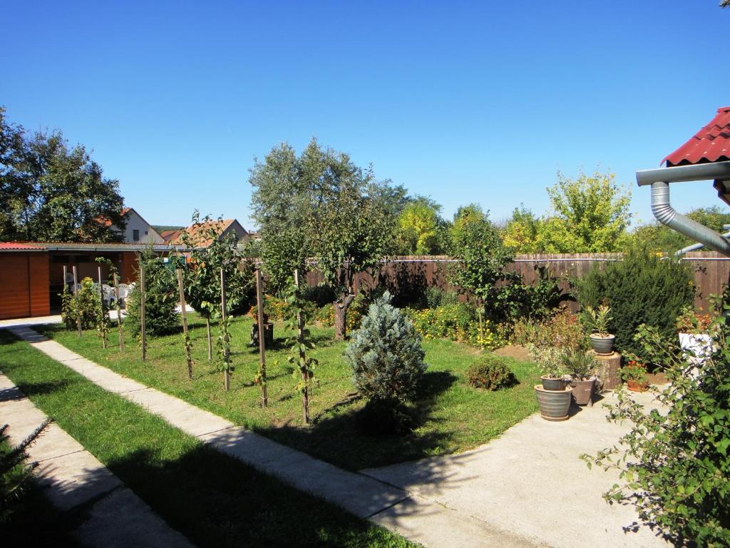 Vonkajšia záhrada v ubytovaní Ginkgo Apartman