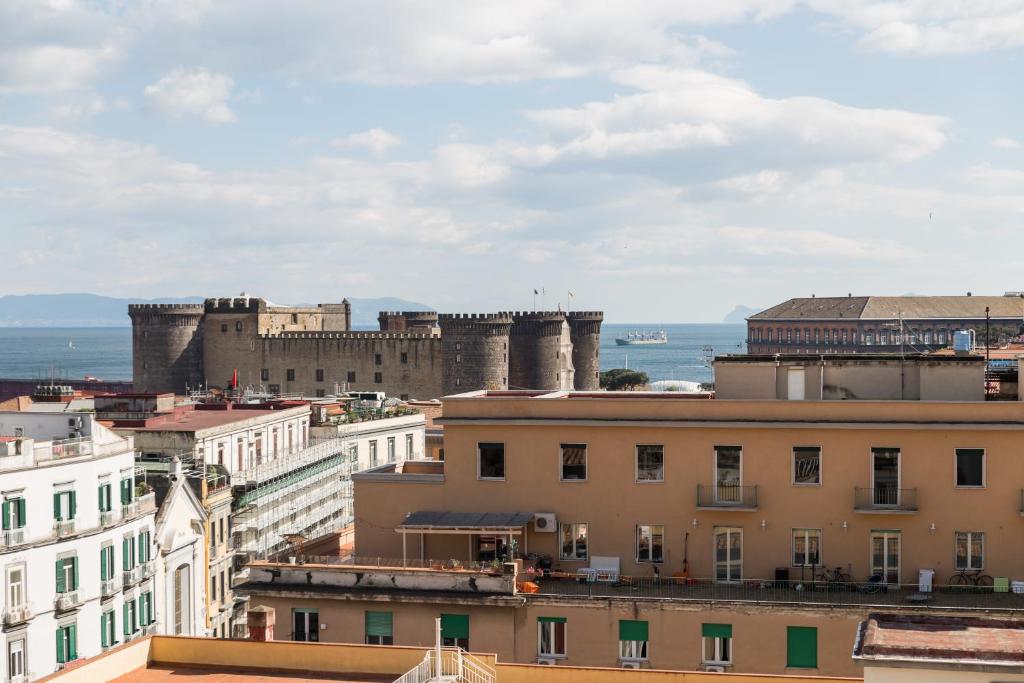 widok na miasto z budynkami i zamkiem w obiekcie Napolidays Toledo Apartment By Dimorra w mieście Neapol
