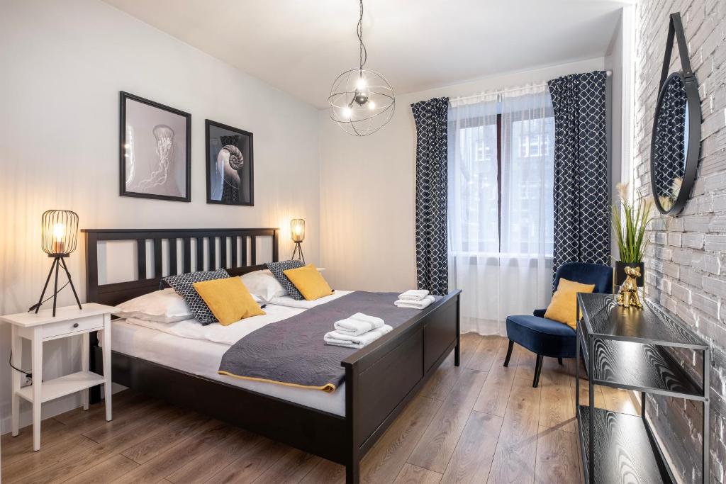 a bedroom with a large bed and a window at 29 Gdynia Centrum - Apartament Mieszkanie dla 4 os in Gdynia