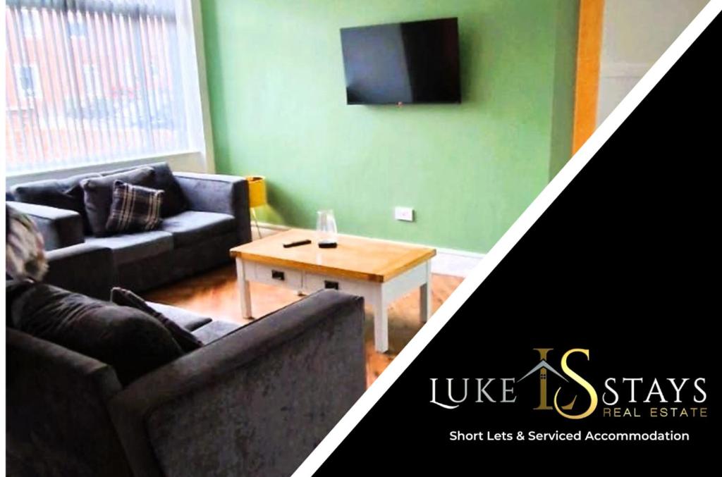 2 fotos de una sala de estar con sofá y mesa en Luke Stays - Welbeck Road en Old Walker