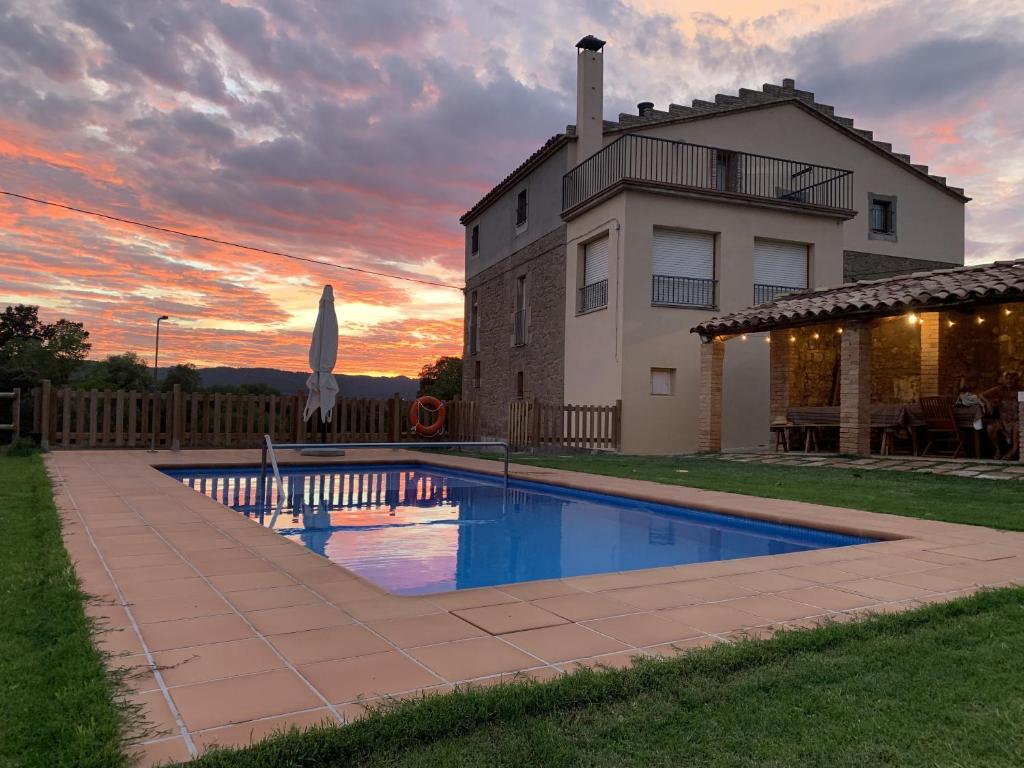 una casa con piscina frente a la puesta de sol en Casa ponet, en Solsona